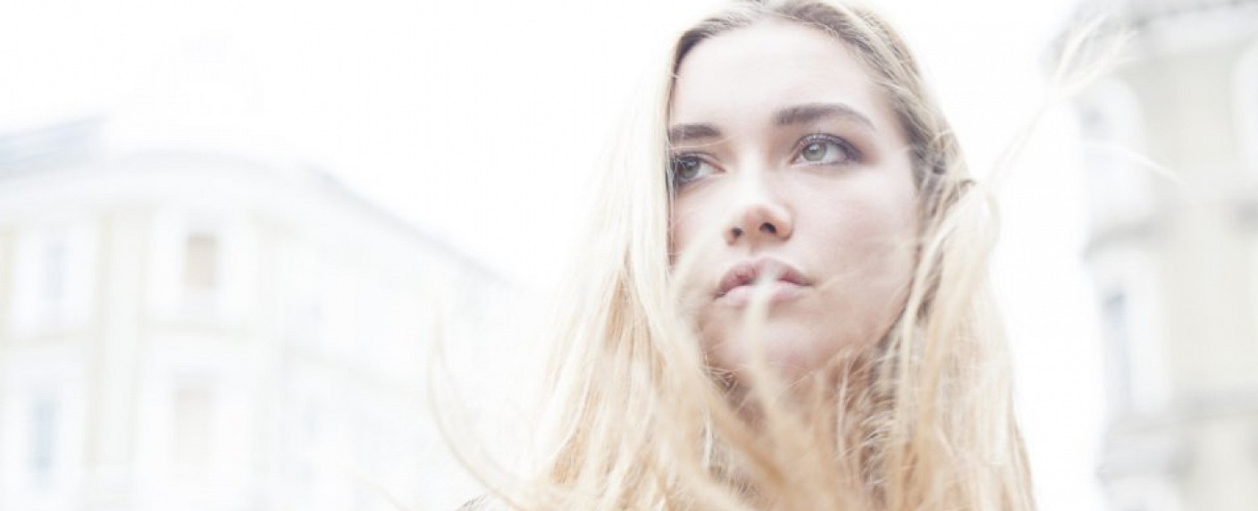 Newcomerin Florence Pugh mit zentraler Hauptrolle in „Studio City“ – FOX verpflichtet britische Darstelelrin als Tochter von Eric McCormack – Bild: Publicity Foto/​Fotograf: Axel Bernstorff