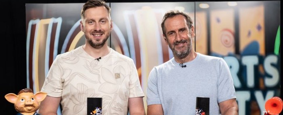 Florian Hempel (l.) und Elmar Paulke führen durch die „Darts Party“ – Bild: Sport1