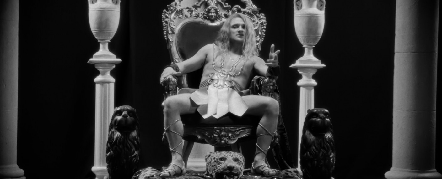 Oh Gott! Florian Lukas wird für Joyn zum „Messiah“ – Eurodance, Sabrina Setlur und Oli.P in neuer Mockumentary – Bild: Joyn/​Seven.One Entertainment Group