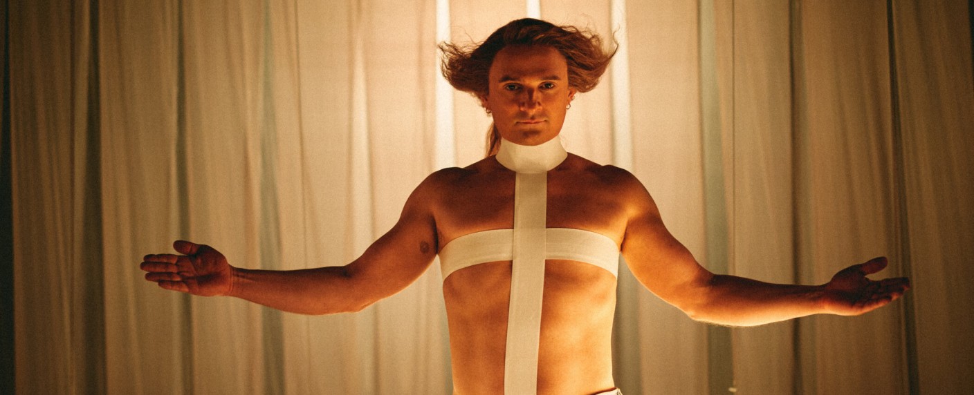 „Messiah Superstar“: Florian Lukas, Jonas Nay, Oli.P, Sabrina Setlur und Vanessa Mai in Joyn-Mockumentary – Satire über Ex-Eurodance-Star erhält Starttermin – Bild: Joyn