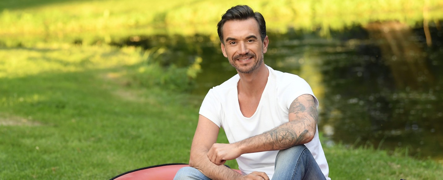 Schlager hoch 3: Florian Silbereisen präsentiert drei große Sommershows – Seeparty in Österreich, Märchenschloss-Nacht und Schlagerlagerfeuer – Bild: ARD/​JürgensTV/​Dominik Beckmann