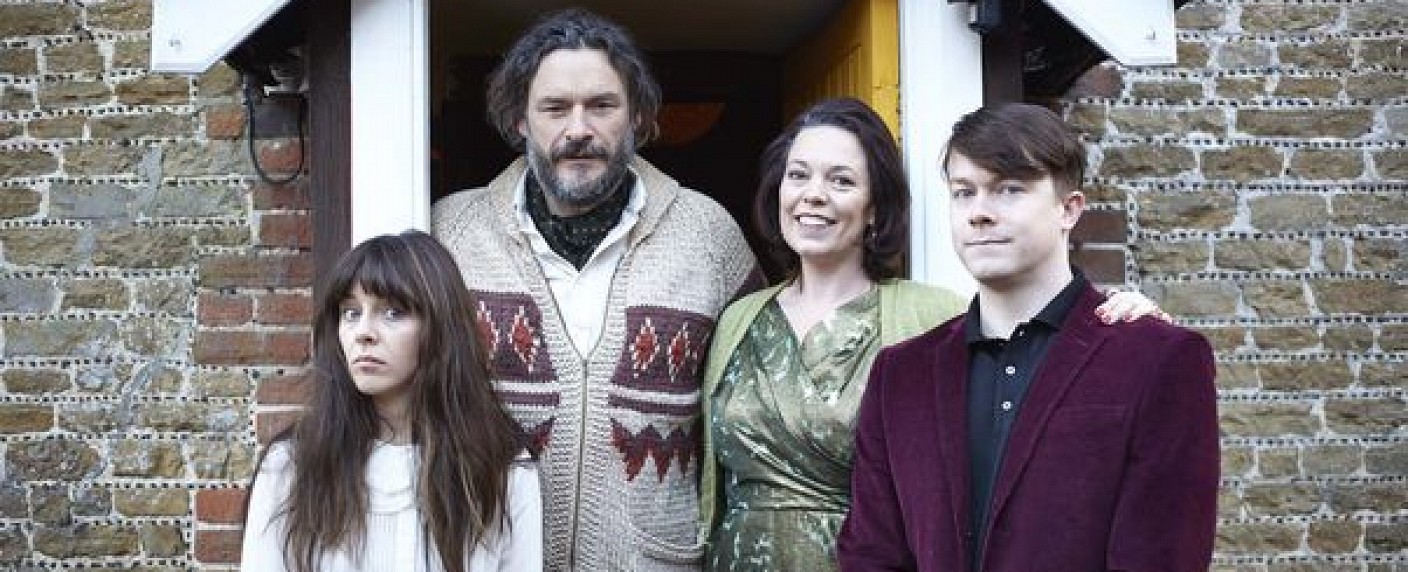 „Flowers“: Channel 4 hat Familien-Dramedy mit Olivia Colman verlängert – Weitere Folgen für britisch-amerikanische Ko-Produktion – Bild: Kudos /​ NBCUniversal /​ Channel 4
