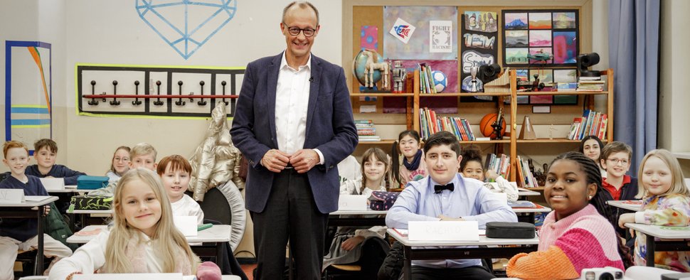 „Frag mal den Kanzler – Kinder treffen Friedrich Merz“ – Bild: Sat.1/Joyn/Richard Hübner