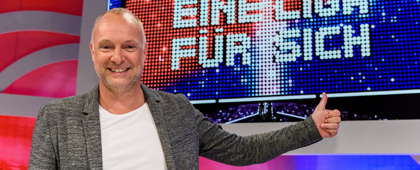 „Eine Liga für sich“: Sky dreht neue Staffel von „Buschis Sechserkette“ – Fabian Köster verstärkt Comedy-Panelshow – Bild: Sky Deutschland/​Willi Weber