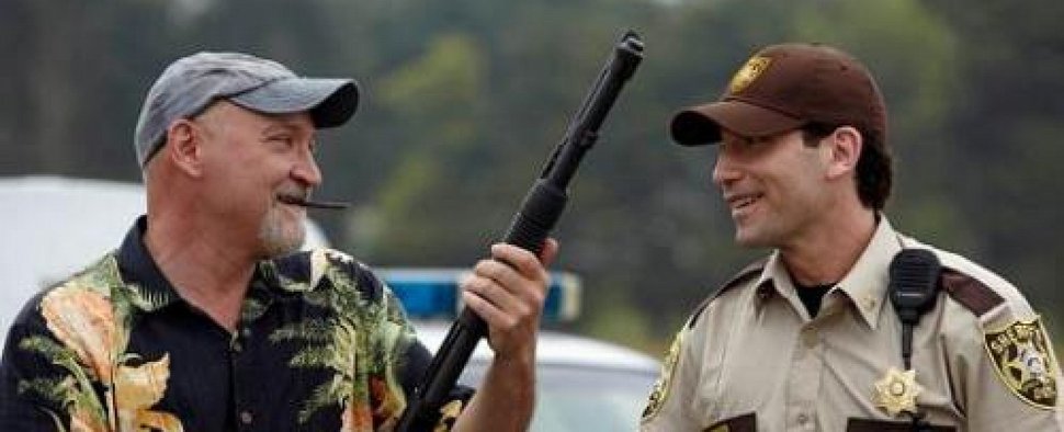 Frank Darabont mit Hauptdarsteller John Bernthal am Set von „The Walking Dead“ – Bild: AMC