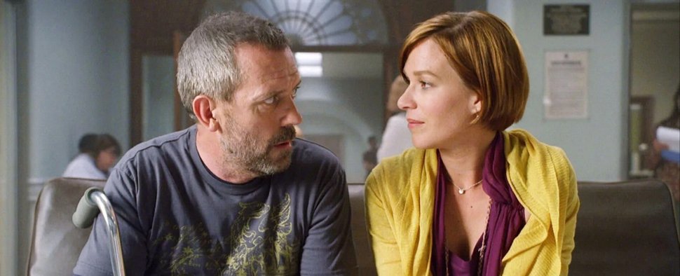 Franka Potente (r., mit Hugh Laurie in „Dr. House“) spielt in „Mayfair Witches“ mit – Bild: FOX