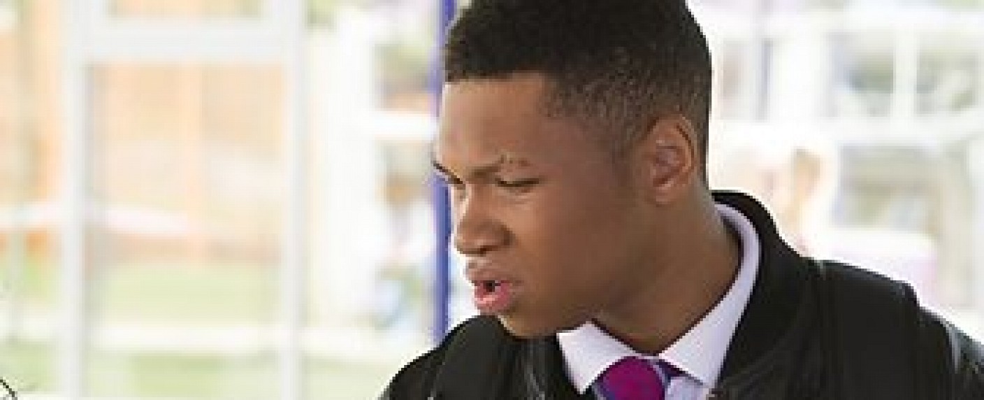 Franz Drahmeh in „Arrow“-/​“The Flash“-Spin-Off dabei – Brite spielt „neuen“ DC-Superhelden – Bild: Hat Trick Productions /​ BBC