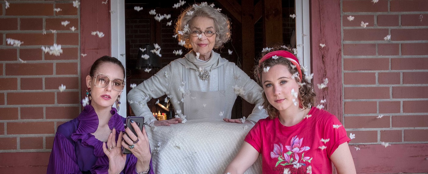 ZDF überträgt „Frau Holle“ ins moderne Zeitalter – Lavinia Wilson, Cornelia Froboess und Klara Deutschmann in Neuverfilmung – Bild: ZDF/​Boris Laewen