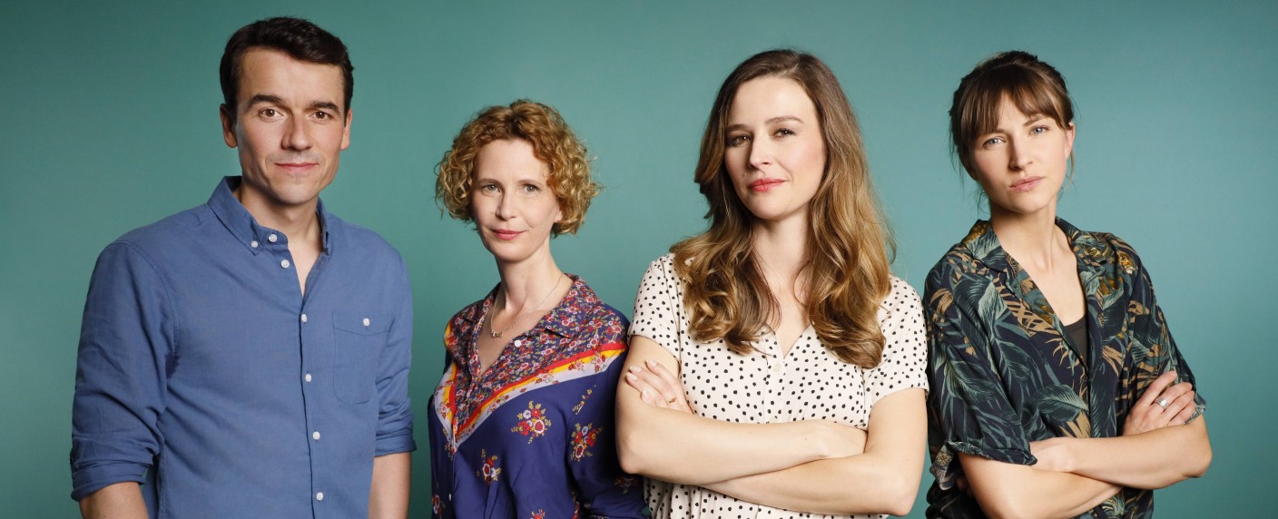 „Frau Jordan stellt gleich“: Free-TV-Premiere der zweiten Staffel auf späterem Sendeplatz – Neue Folgen der Comedyserie mit Katrin Bauerfeind in Sicht – Bild: Joyn/​Oliver Feist