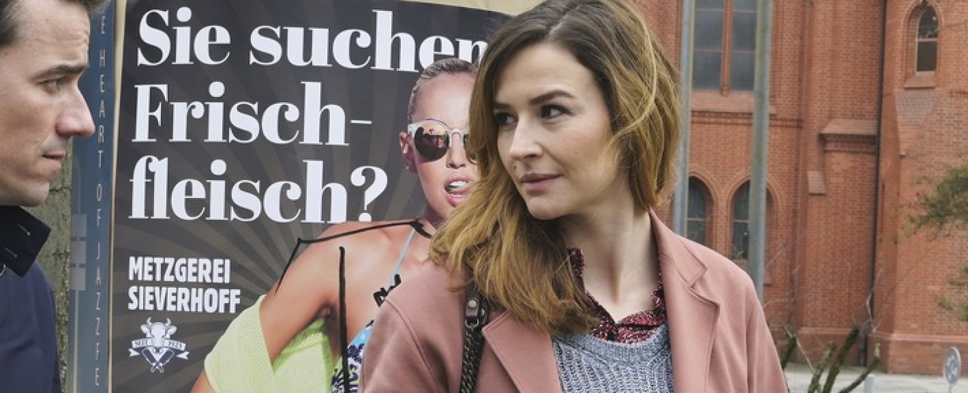 „Frau Jordan stellt gleich“: Katrin Bauerfeind geht in die zweite Staffel – Verlängerung noch vor der Free-TV-Premiere im April – Bild: ProSieben/​Christiane Pausch