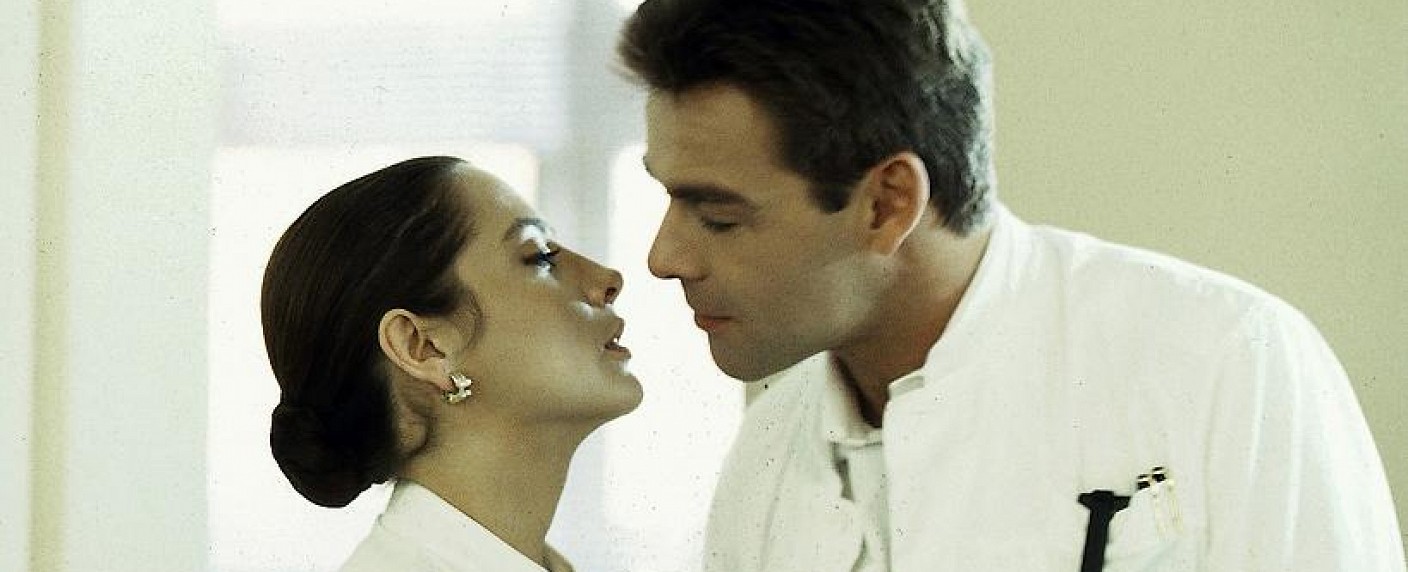 ZDFkultur holt „Frauenarzt Dr. Markus Merthin“ aus dem Archiv – Familienserie mit Sascha Hehn und Simone Thomalla aus den 1990er Jahren – Bild: ZDF/​novafilm fernsehproduktion, Berlin