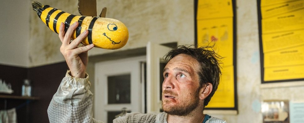 Frederick Lau hat als Imker Stress mit seinen Bienen – Bild: Clara Marnette/Port au Prince Film