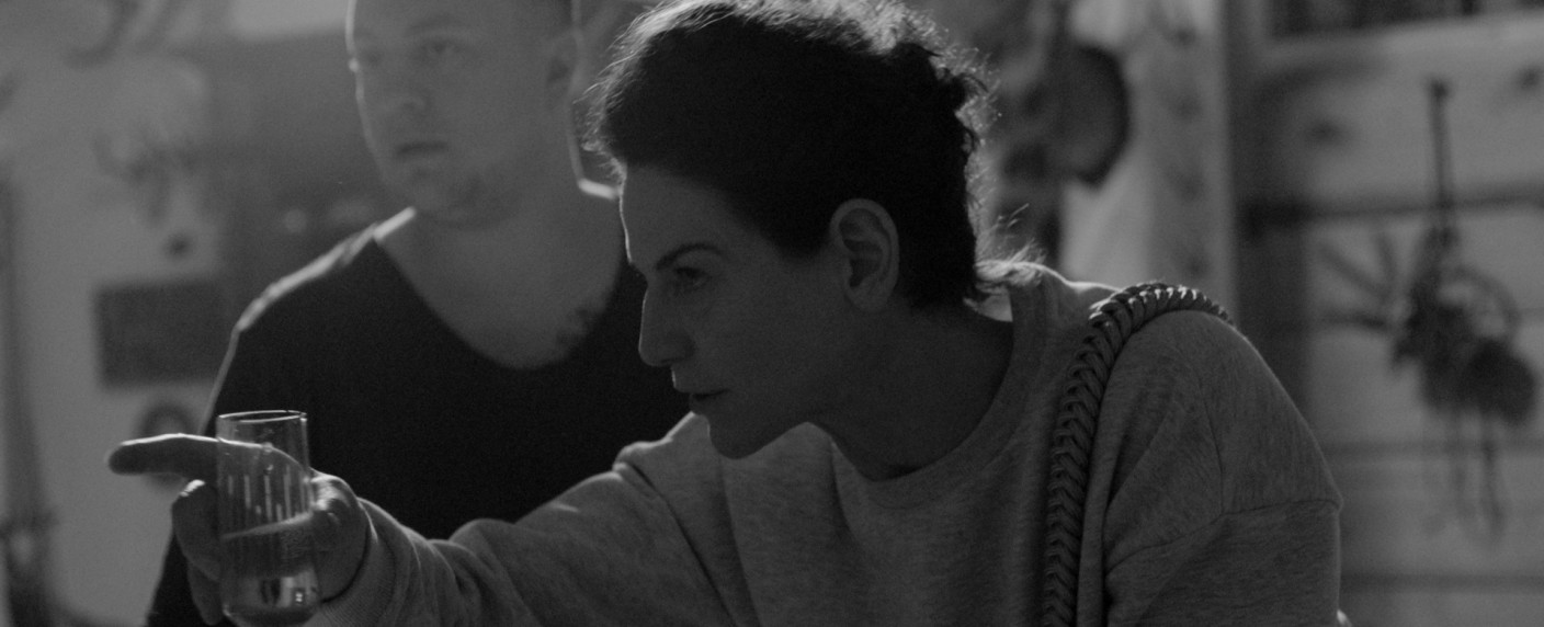 „Freiheit ist das Einzigste, was zählt“: ZDFneo zeigt Reichsbürger-Satire mit Bibiana Beglau („Gier“) – Miniserie mit Sibel Kekilli („Game of Thrones“) und Manfred Zapatka („KDD“) – Bild: ZDF/​Jakob Berger