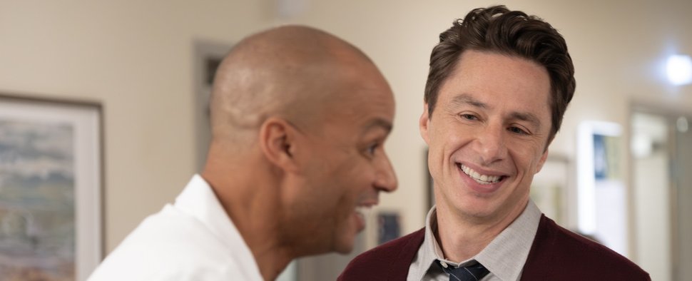 Freunde für immer: Dr. Turk (Donald Faison) und Dr. „J.D.“ Dorian (Zach Braff) arbeiten wieder im Sacred Hearts Hospital zusammen. – Bild: Disney+