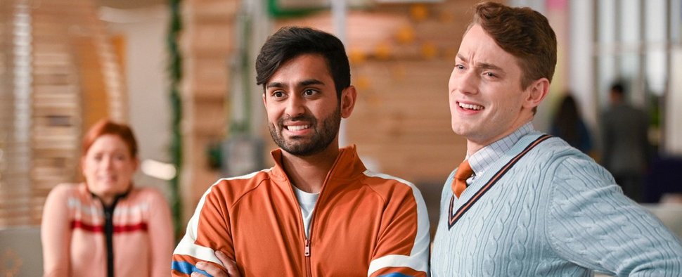 Frisch gebackene Hauptdarsteller: Kapil Talwalkar und Michael Thomas Grant (r.) in „Zoey’s Extraordinary Playlist“ – Bild: Lionsgate TV/Sergei Bachlakov