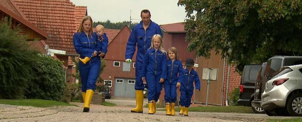 Frisch gebackene „LandEier“: die Stadtfamilie Michel – Bild: ZDF/Stefanie Pospischil