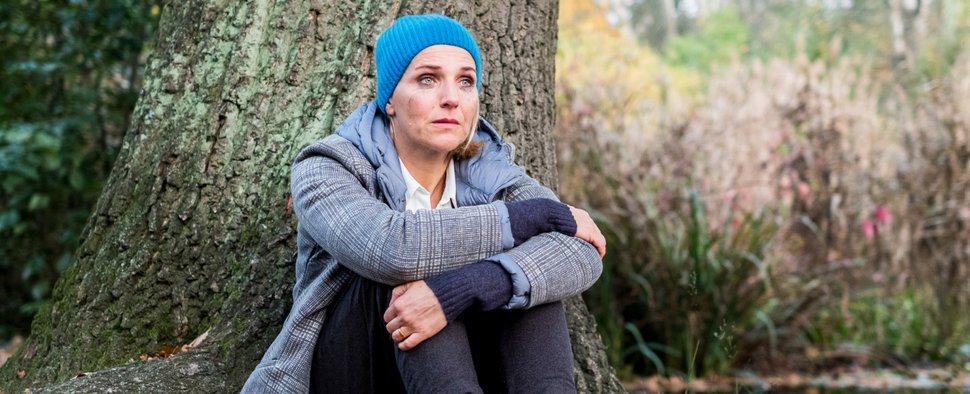 Fritzie (Tanja Wedhorn) zieht sich nach dem Schock der Krebsdiagnose an ihren Lieblingsort im Park zurück, um sich zu sammeln. – Bild: ZDF/Gordon Mühle