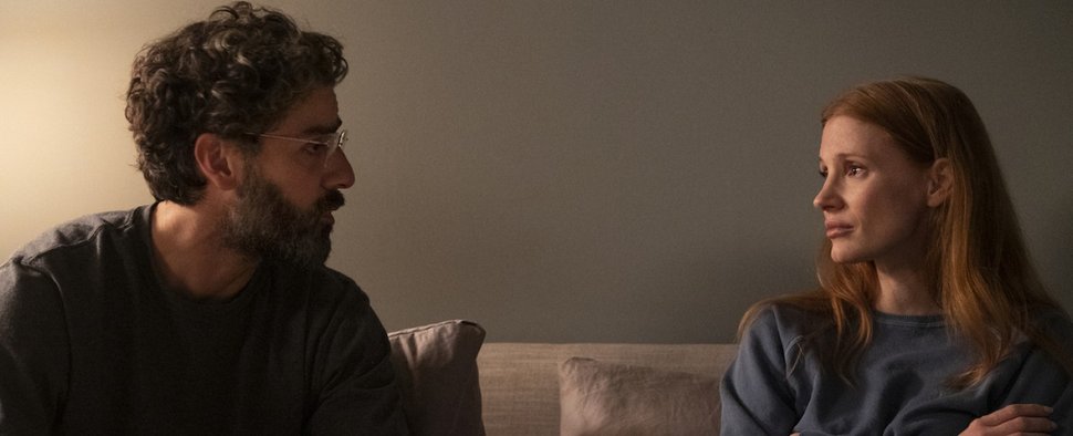 Früher ein Ort der Leidenschaft, heute einer des Streits: Jonathan (Oscar Isaac) und Mira (Jessica Chastain) im Ehebett. – Bild: HBO/Sky