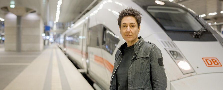 ZDF-Bahn-Doku mit Hayali: Deutsche Bahn fordert Löschung – Dokumentation sei „unseriös“ und „Zerrbild der Wirklichkeit“ – Bild: ZDF/Jonny Müller ZDF-Bahn-Doku mit Hayali: Deutsche Bahn fordert Löschung – Dokumentation sei „unseriös“ und „Zerrbild der Wirklichkeit“ – Bild: ZDF/Jonny Müller