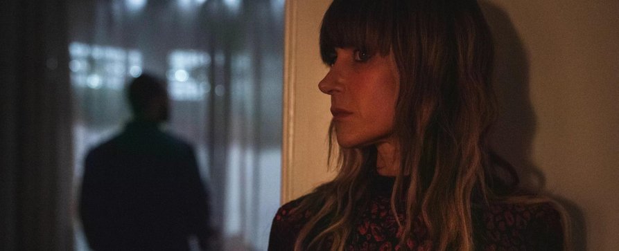 „In Flight“: Dann feiert britische Thriller-Serie mit „Liar“-Star Katherine Kelly Deutschlandpremiere – Sechsteiler erzählt von Flugbegleiterin, die in die Welt des Drogenschmuggels hineinschlittert – Bild: Buccaneer Media/​Peter Marley