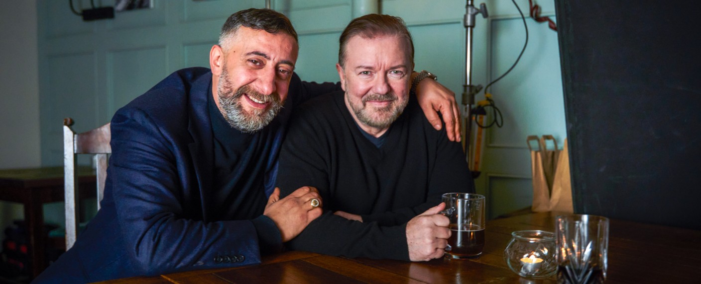 „German Genius“ schlachtet „Extras“ von Ricky Gervais aus – Review – Detlev Buck veredelt deutsche Version mit Kida Ramadan aus „4 Blocks“ – Bild: Warner TV Comedy