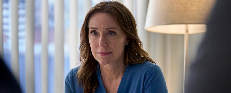 Für sie beginnt das letzte Jahrzehnt noch mal von vorn: Chefärztin Dr. Amy Larsen (Molly Parker) fehlen die Erinnerungen. – Bild: Fox/RTL+