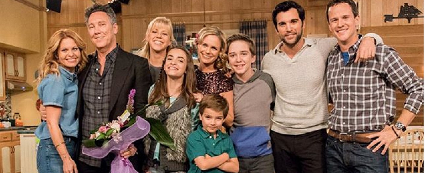 „Fuller House“ kommt vor Weihnachten zurück – Lee Majors, Lindsay Wagner, Josh Peck und mehr in Staffel 4 zu Gast – Bild: Netflix