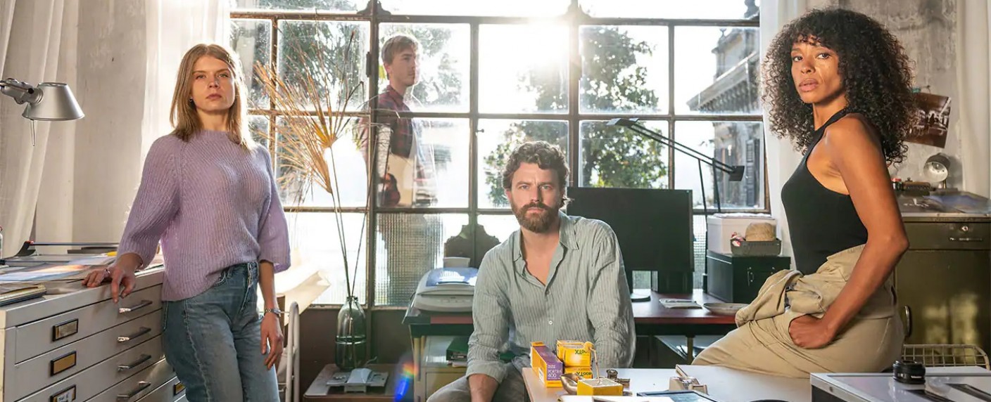 „Funeral for a Dog“: Trailer zur neuen Sky-Serie mit Friedrich Mücke und Alina Tomnikov – Verfilmung der „Bestattung eines Hundes“ startet Mitte März – Bild: Flare Film/​Sky Deutschland