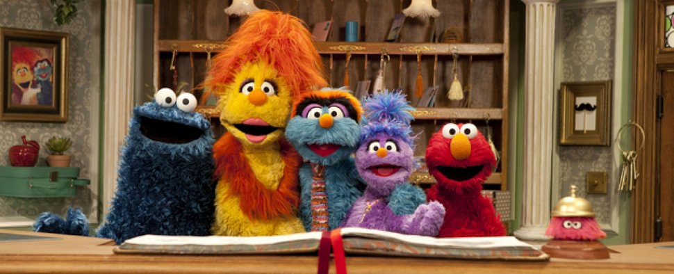 Krümel, Elmo und die Hotelbetreiber-Familie in „The Furchester Hotel“ – Bild: BBC / Sesame Workshop