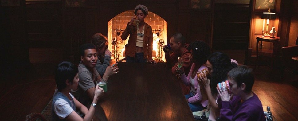 Ilonka (Iman Benson, Mitte stehend) wird in den Kreis des Mitternachtsclubs aufgenommen. – Bild: Netflix