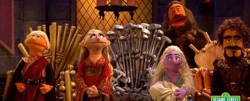 Angetreten im „Game of Chairs“: Joffrey, Cersei, Daenerys und Robb – Veranstalter Ned im Hintergrund – Bild: PBS