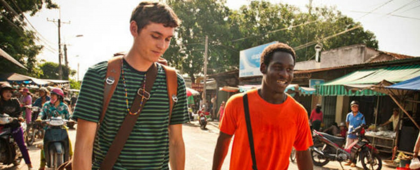 „Gap Year“: E4 verkündet Starttermin für schräge Reise-Comedy – Asientrip von vier Jugendlichen läuft aus dem Ruder – Bild: E4