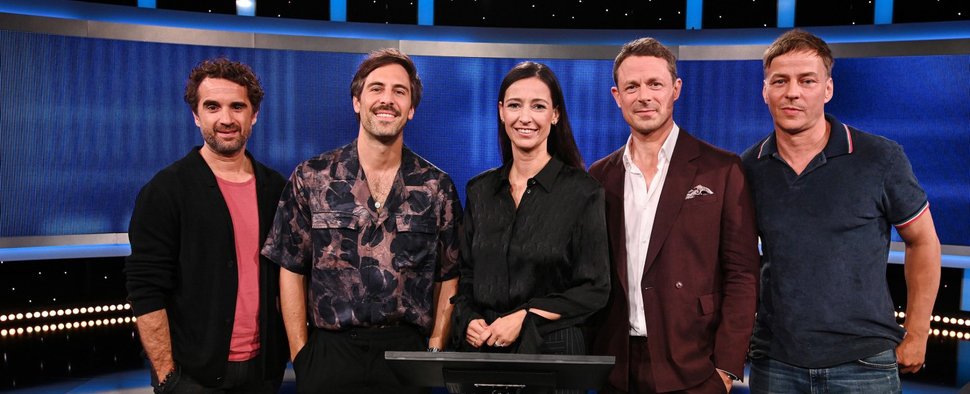 „Gefragt – Gejagt – Der Quiz-Marathon“ mit (v. l.) Oliver Wnuk, Max Giesinger, Pinar Atalay, Moderator Alexander Bommes und Tom Wlaschiha – Bild: NDR/Uwe Ernst