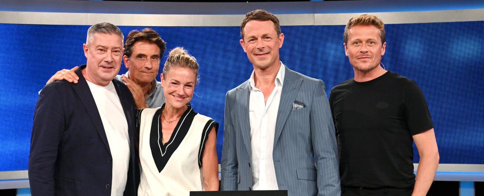 „Gefragt – Gejagt – Der Quiz-Marathon“: (v. l.) Joachim Llambi, Oliver Mommsen, Rhea Harder-Vennewald, Moderator Alexander Bommes und Roman Knizka – Bild: NDR/ARD/Uwe Ernst
