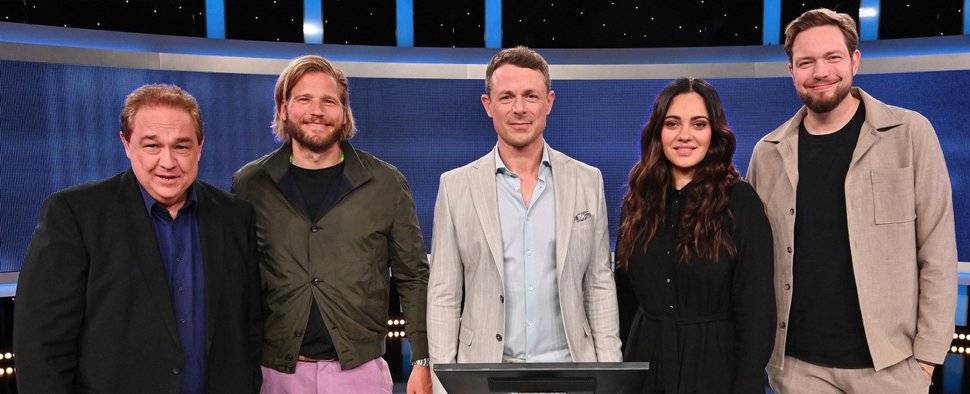 „Gefragt – Gejagt – Der Quiz-Marathon“ am 10. Mai 2025 mit (v. l.) Oliver Kalkofe, Sebastian Ströbel, Moderator Alexander Bommes, Nilam Farooq und Bastian Bielendorfer – Bild: NDR/ARD/Uwe Ernst