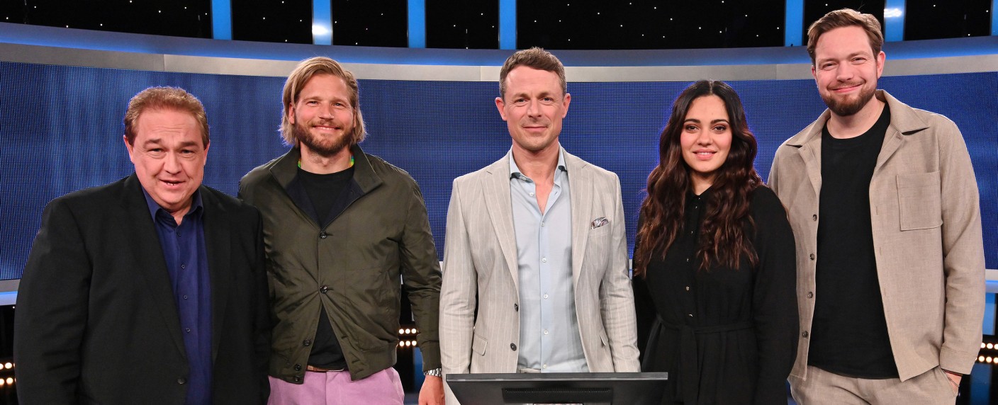 „Gefragt – Gejagt“: Diese Promis sind beim nächsten Quiz-Marathon am 10. Mai 2025 dabei – Kalkofe, Farooq, Heinze, Hannawald, Stappenbeck und viele mehr – Bild: NDR/​ARD/​Uwe Ernst