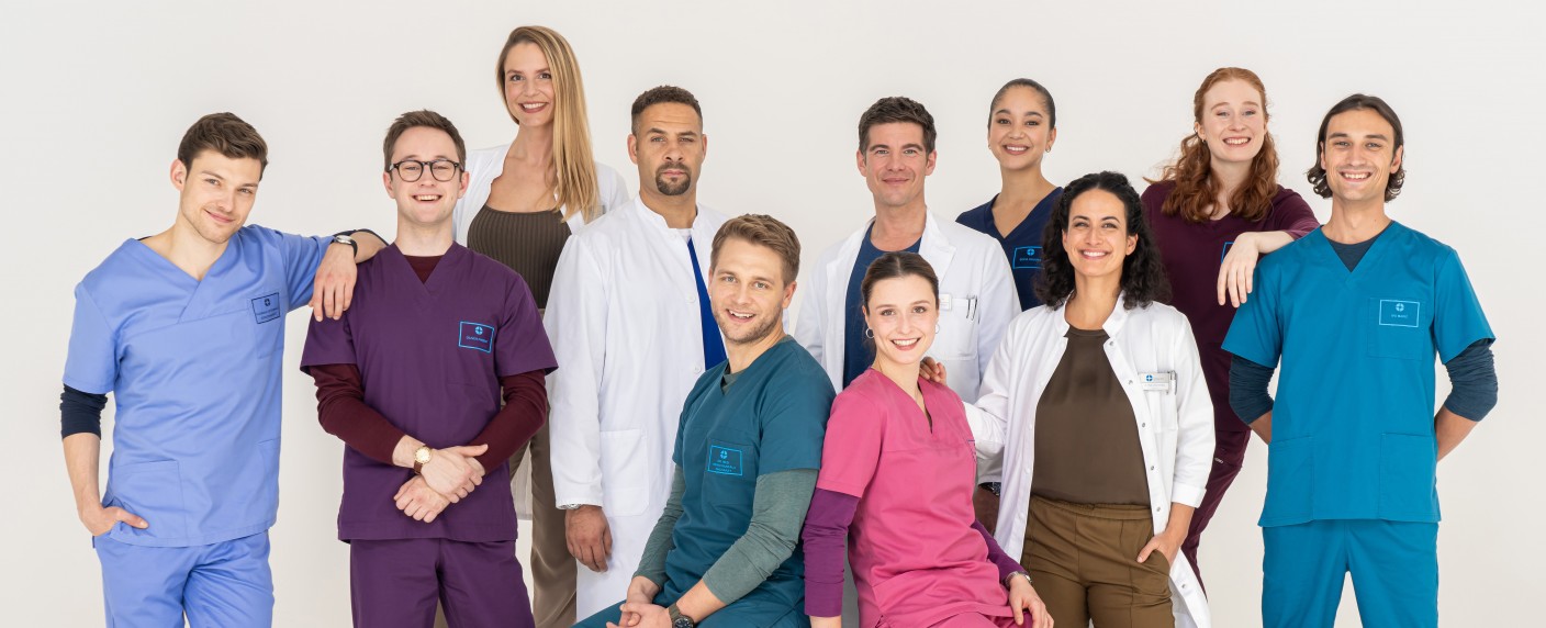 „In aller Freundschaft – Die jungen Ärzte“: So geht es nach der Sommerpause weiter – Neue Folgen des ARD-Dauerbrenners stehen vor der Tür – Bild: ARD/​Markus Nass