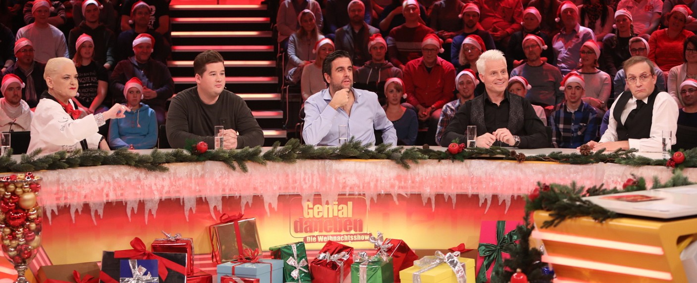 Quoten: Weihnachtsshow von „Genial daneben“ hängt „5 gegen Jauch“ ab – „Eifelpraxis“ im Ersten siegt vor Bundesliga im ZDF, „Pitch Perfect“ lässt RTL II jubeln – Bild: Sat.1/​Frank Hempel
