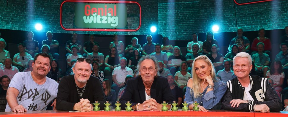 „Genial witzig“: Hugo Egon Balder (M.) mit seinen Gästen – Bild: RTL Zwei/Frank W. Hempel