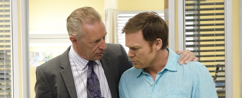 Geoff Pierson (l., mit Michael C. Hall) in „Dexter“ – Bild: Showtime