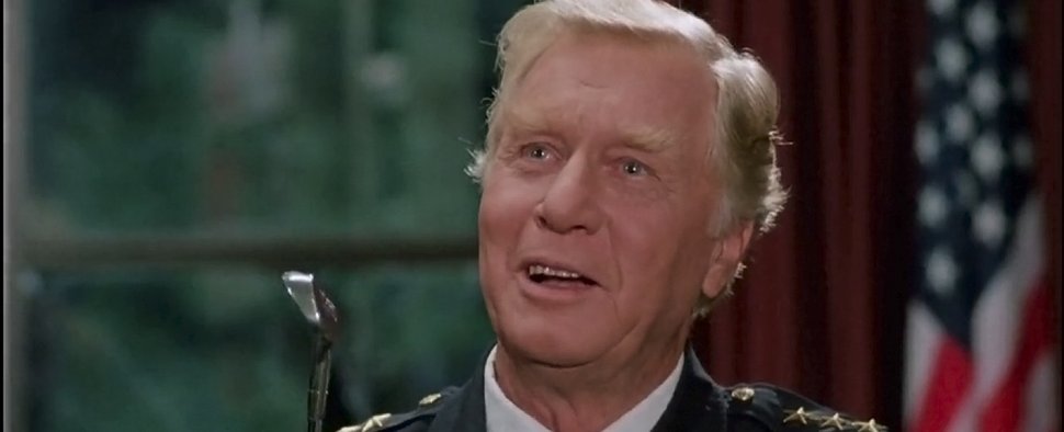 George Gaynes als Captain Lassard in „Police Academy IV“ – Bild: Warner Bros.
