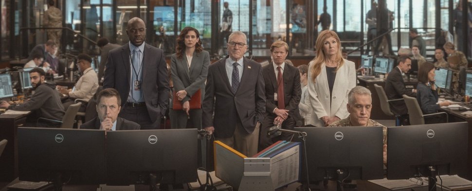 George Mullen (Robert De Niro, M.) und sein Team jagen Verantwortliche vom „Zero Day“. – Bild: Courtesy of Netflix