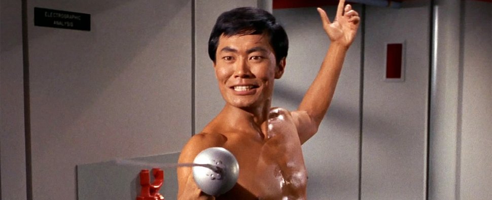 George Takei als Mr. Sulu in der „Raumschiff Enterprise“-Folge „Implosion in der Spirale“ (in der er auch unter Einfluss bewusstseinsverändernder Stoffe auch mit Uhura flirtet) – Bild: NBC