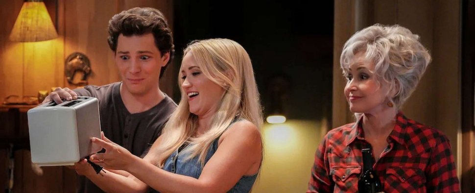 Georgie (Montana Jordan) und Mandy (Emily Osment) besitzen einen Toaster. Meemaw (Annie Potts, r.) beäugt das junge bürgerliche Glück amüsiert. – Bild: CBS