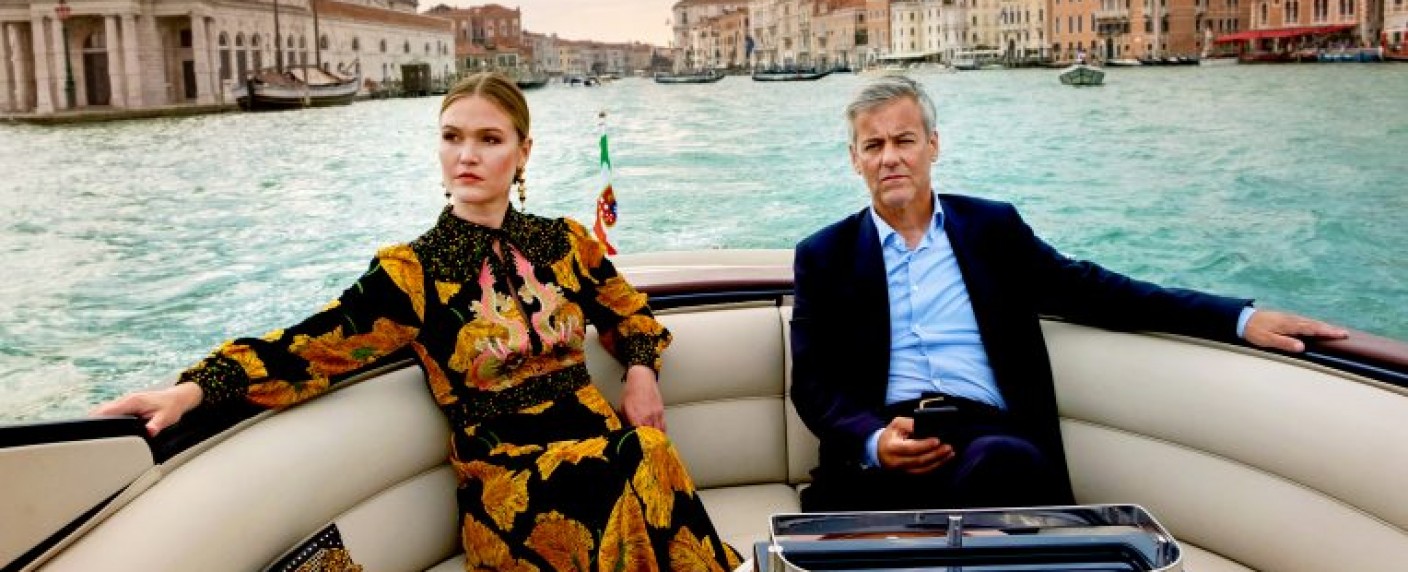 „Riviera“: Dritte und letzte Staffel noch in diesem Jahr in Deutschland – Serie mit Julia Stiles („Jason Bourne“-Filme) im Dezember auf Sky – Bild: Sky UK