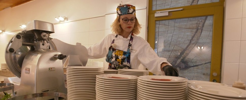Geschäftsführerin Stefanie Brandes als Küchenhilfe „Jana“ – Bild: TVNOW