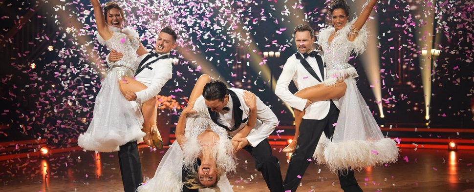 Gewannen die Jury-Challenge im Michael-Jackson-Special von „Let’s Dance“: (v. l.) Bibi Heinicke mit Zsolt Sándor Cseke, Anna-Carina Woitschack mit Evgeny Vinokurov und Nadja Benaissa mit Vadim Garbuzov – Bild: RTL