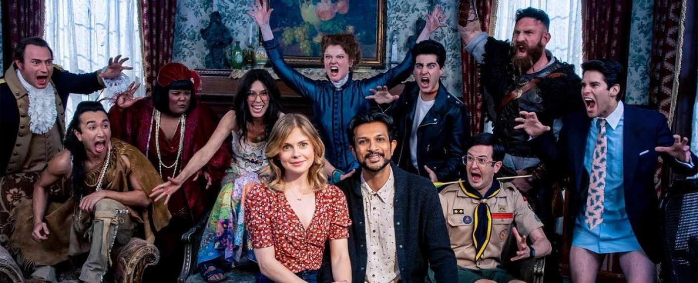 [UPDATE 2] „Ghosts“: Geister-Comedy mit Rose McIver („iZombie“) findet deutsche Heimat – Ehepaar muss sich mit Verstorbenen als Mitbewohner arrangieren – Bild: CBS