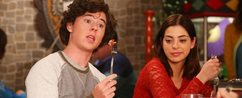 Gia Mantegna (r.) mit Charlie McDermott in „The Middle“ – Bild: ABC