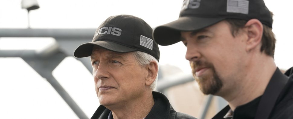 Gibbs (Mark Harmon) und McGee (Sean Murray) ermitteln in der ersten neuen Folge von „Navy CIS“ – Bild: CBS